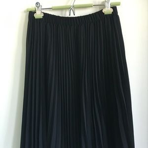 Black, Knee Length Pleated Elle Skirt NWT Size XS